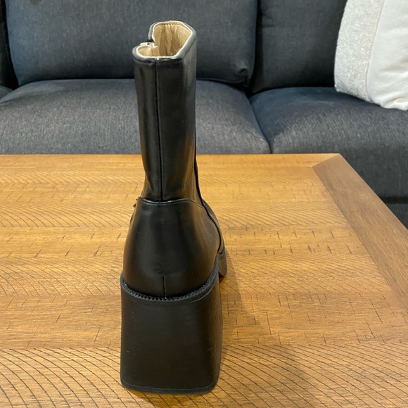 Like New Princess Polly Boots - Size 9 - Picture 7 of 9